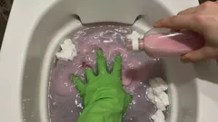 Hoe u eenvoudig een verstopte toilet kunt repareren zonder hulp van een loodgieter: uitleg van experts