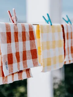 Handdoeken hangen te drogen aan een waslijn buiten
